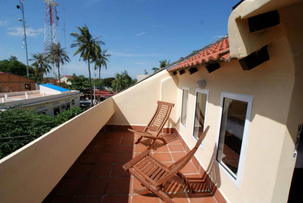 Фото The Columns Hotel