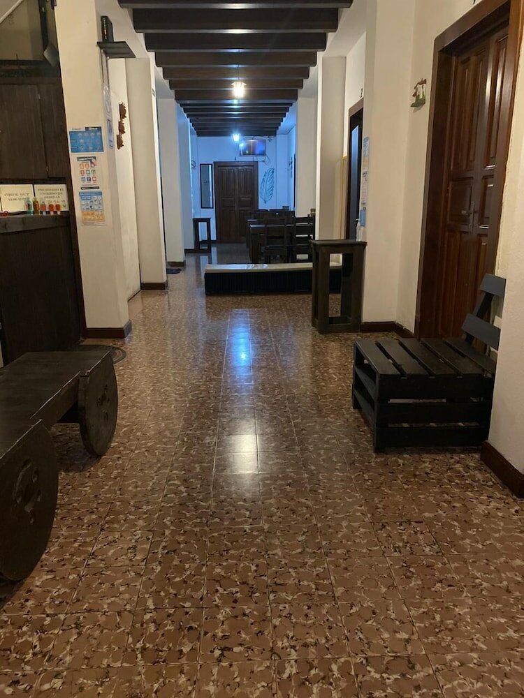 Фото Feathers Hotel and Lounge - Hostel