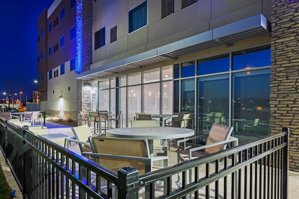Фото Holiday Inn Express & Suites Lenexa - Overland Park Area, an Ihg Hotel