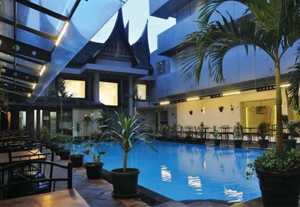 Фото Garuda Plaza Hotel