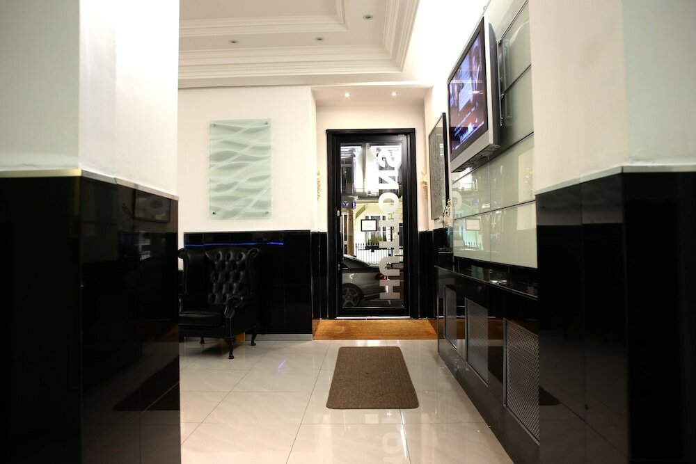 Фото Huttons Hotel