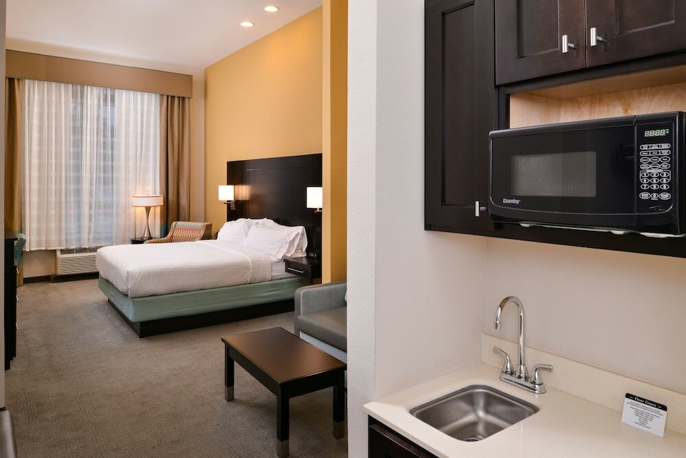 Фото Holiday Inn Express & Suites Austin South, an Ihg Hotel