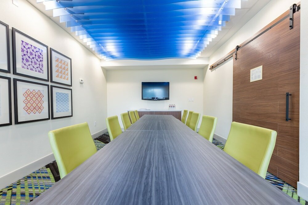 Фото Holiday Inn Express And Suites Arlington North - Stadium Area, an Ihg Hotel