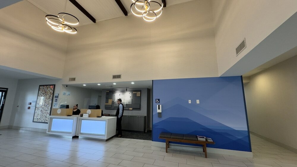 Фото Holiday Inn Express Hotel & Suites Marina - State Beach Area, an Ihg Hotel