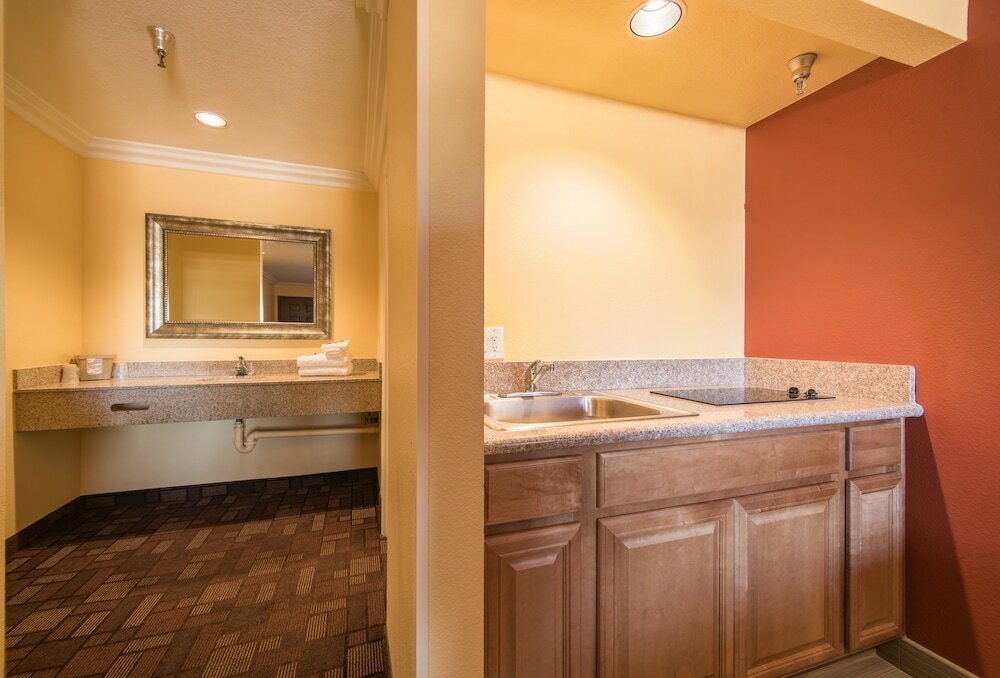 Фото Industry Inn & Suites