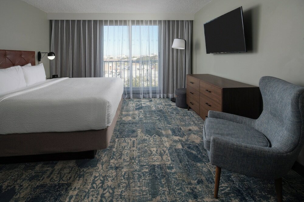 Фото Four Points by Sheraton Suites Tampa Airport Westshore