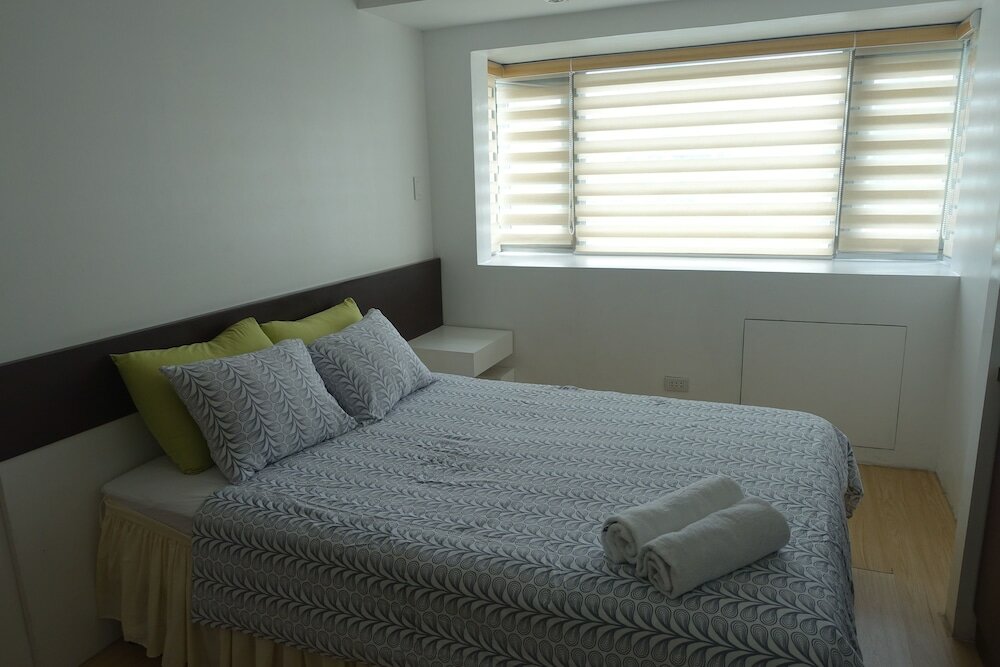 Фото Luxury Condo at Forbeswood Parklane