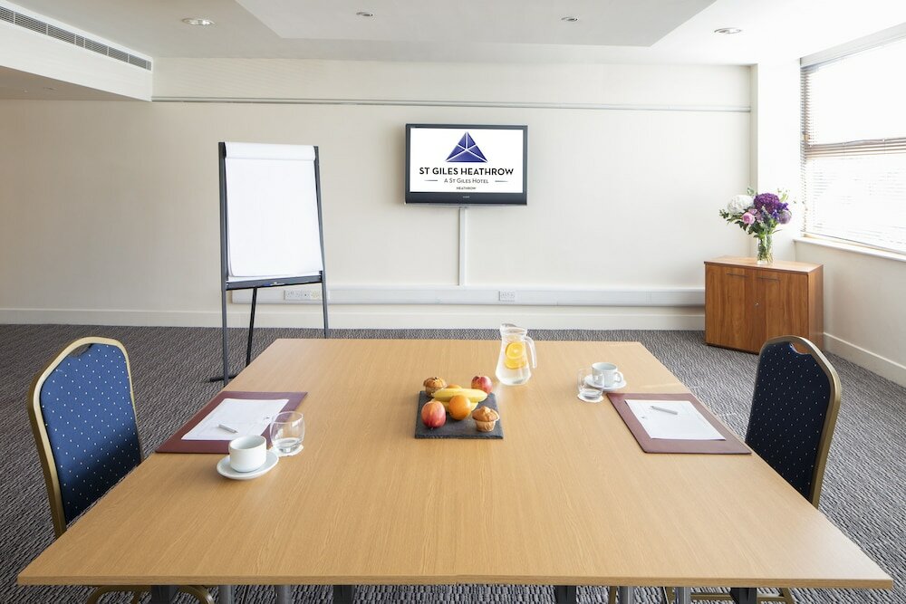Фото St Giles Heathrow Hotel