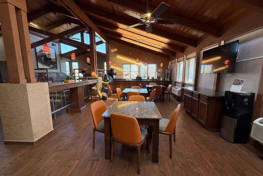 Фото Super 8 by Wyndham Hutchinson