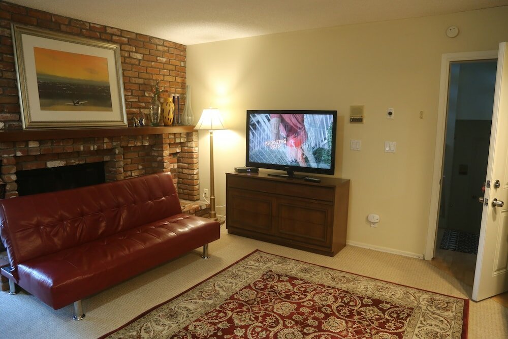 Фото Mini Mansion in Hollywood Hills