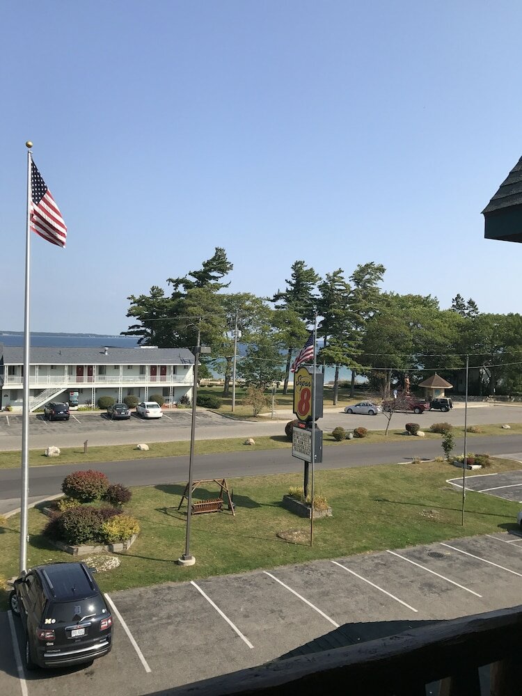 Фото Super 8 by Wyndham Bridgeview of Mackinaw City