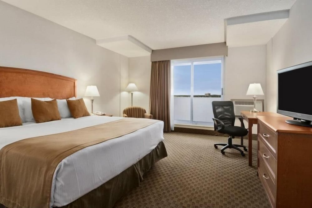 Фото Ramada by Wyndham Edmonton South