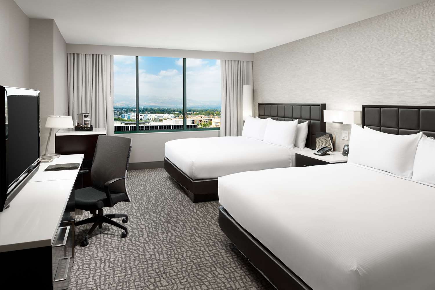 Фото Hilton Woodland Hills/Los Angeles