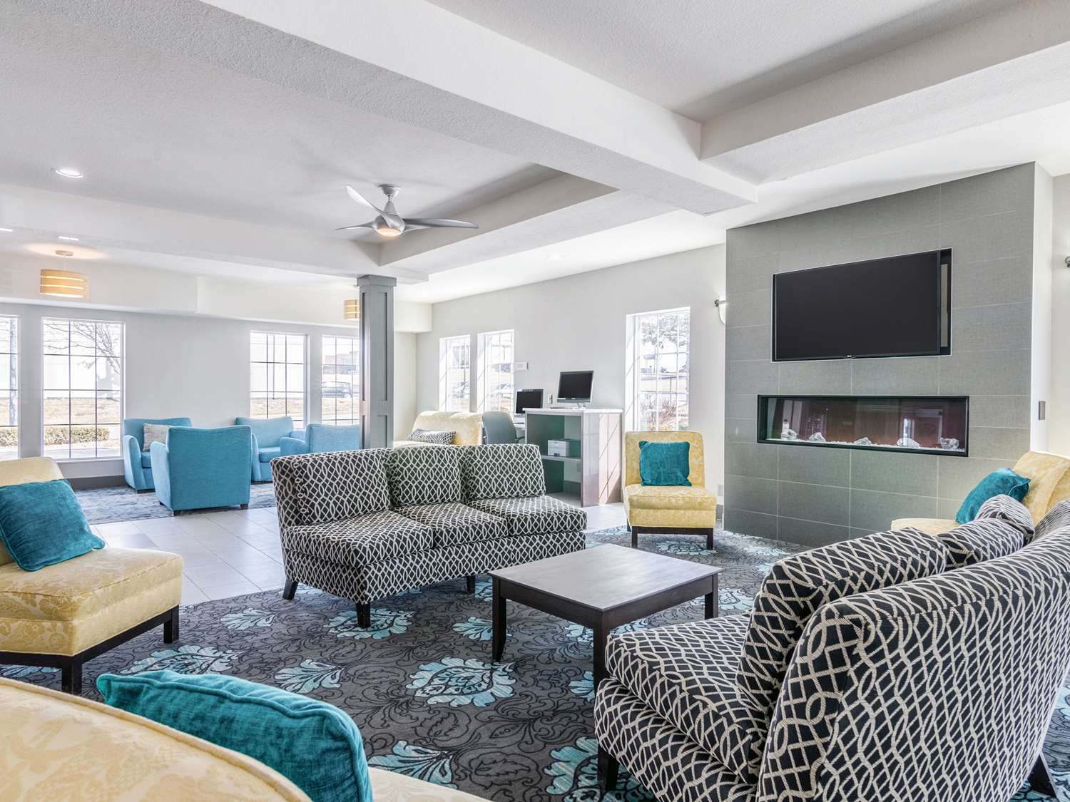 Фото La Quinta Inn & Suites by Wyndham Kansas City Airport