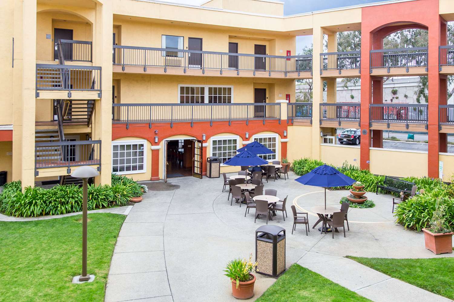 Фото Comfort Inn and Suites San Francisco Airport North