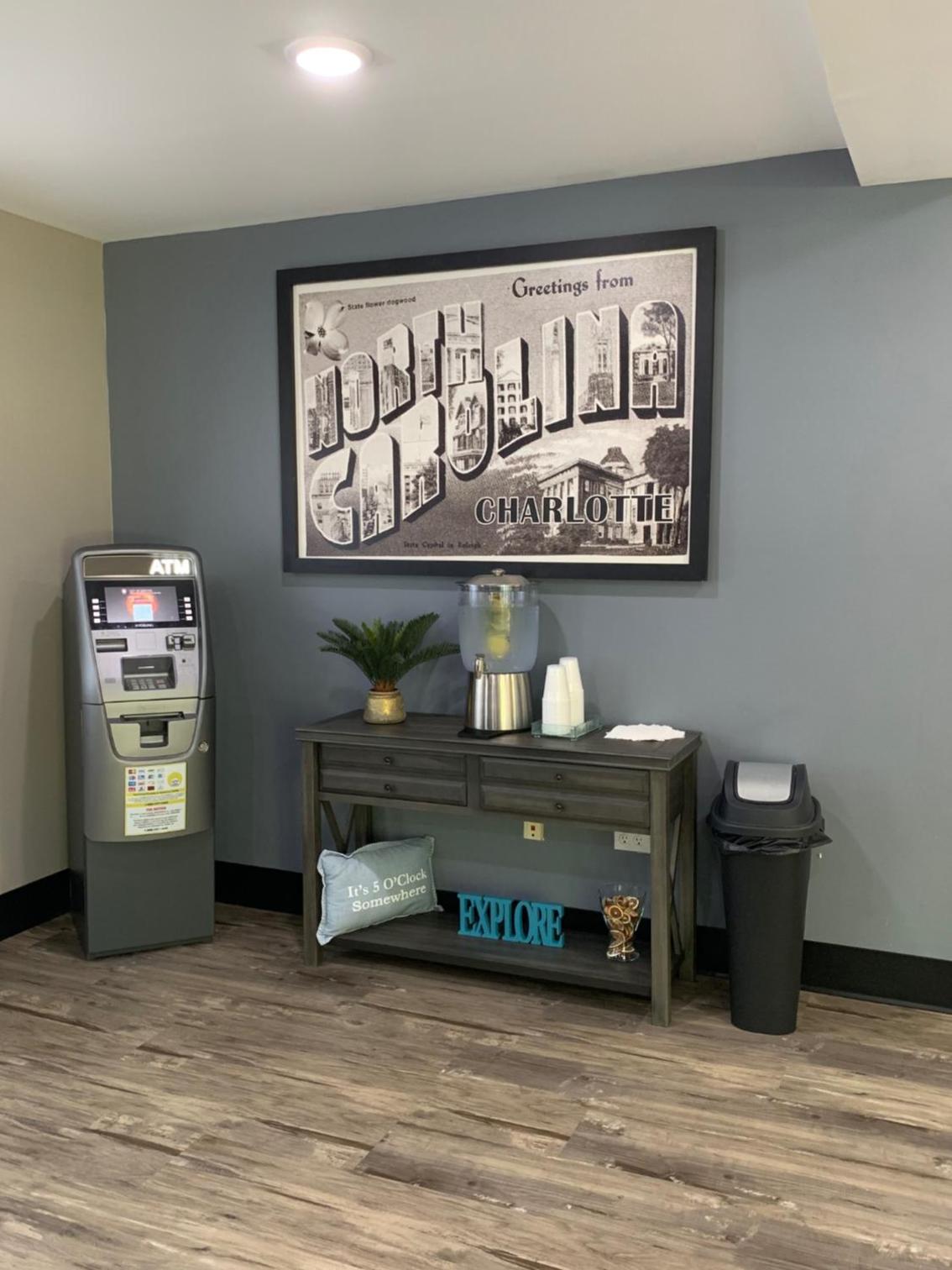 Фото Super 8 by Wyndham Charlotte University