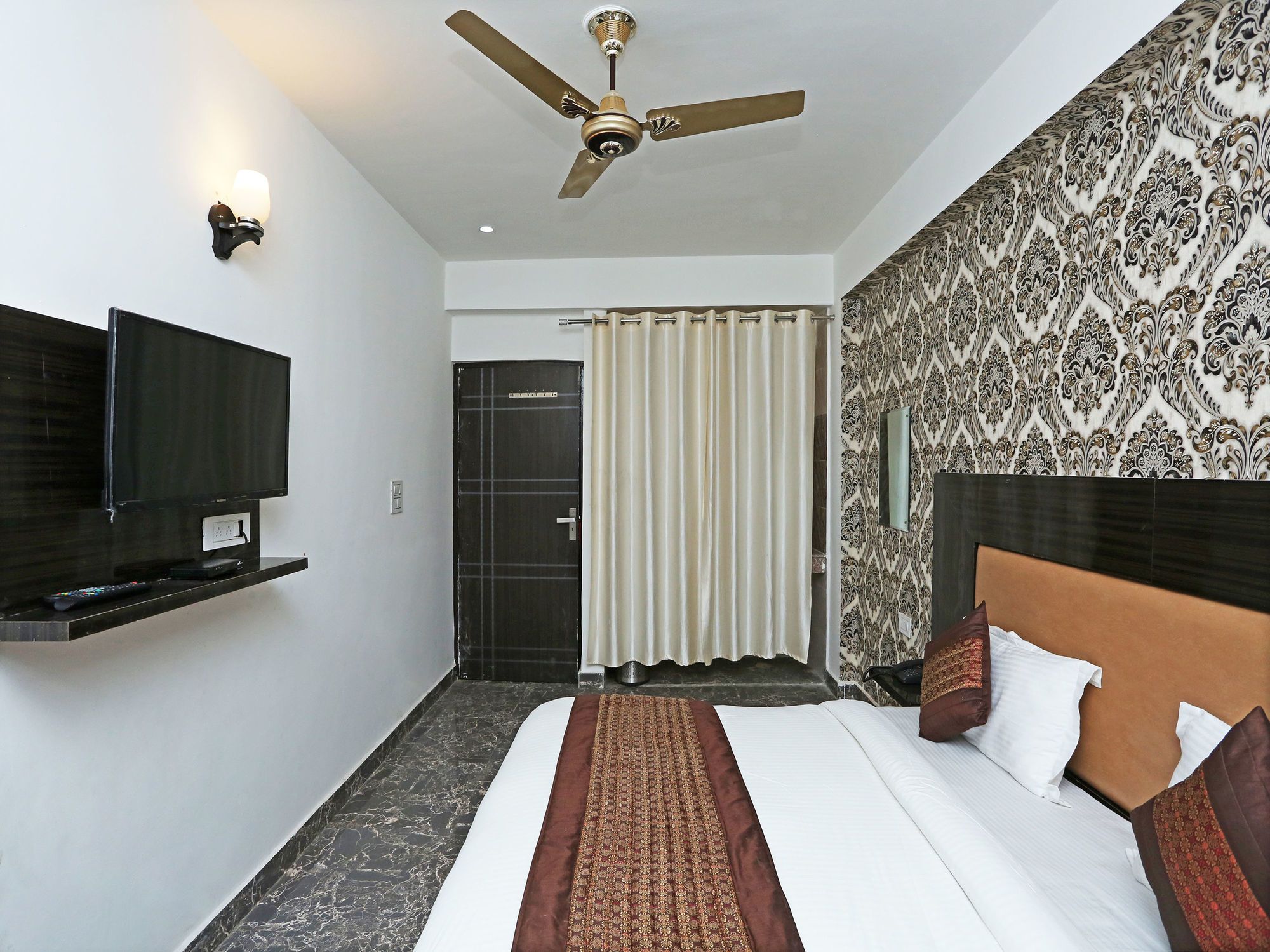 Фото Oyo 11405 Hotel Tej Palace