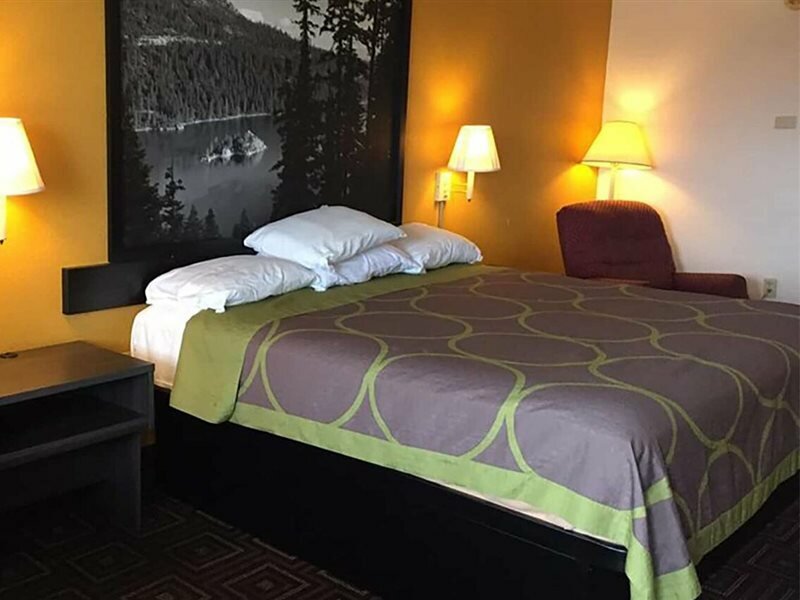 Фото Super 8 by Wyndham Seguin