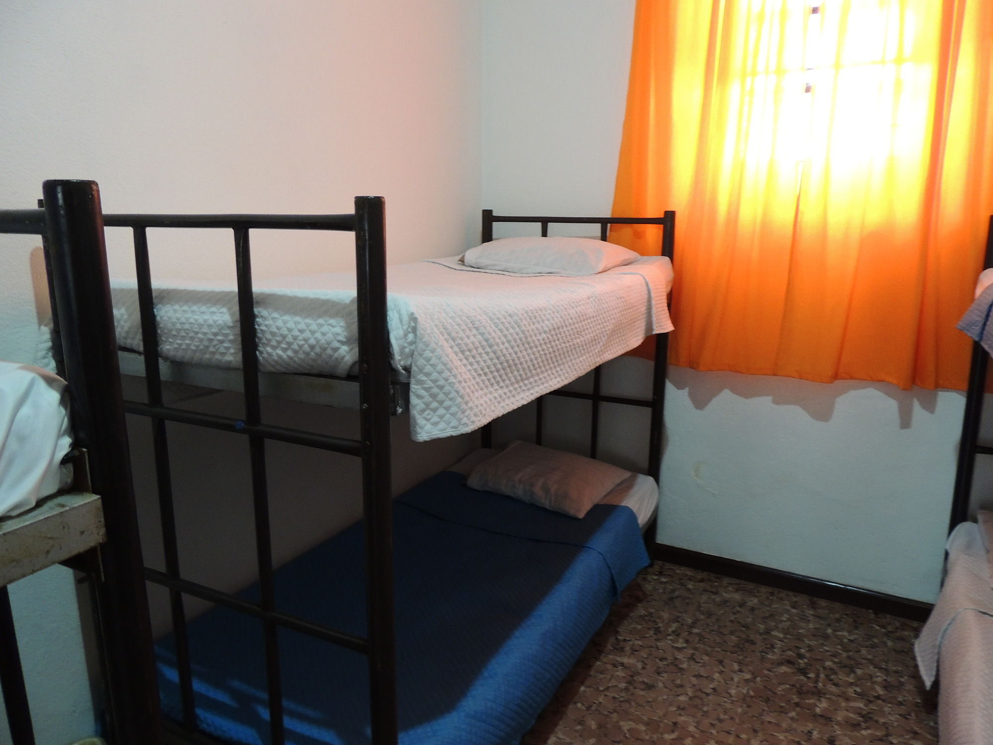 Фото Feathers Hotel and Lounge - Hostel