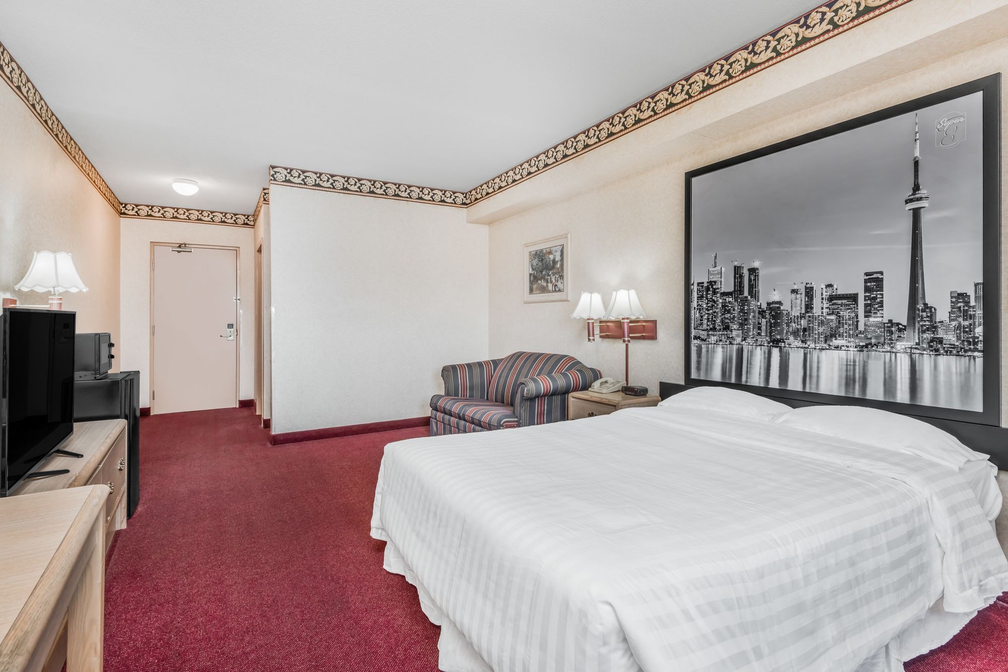 Фото Super 8 by Wyndham Ambassador Bridge Windsor On