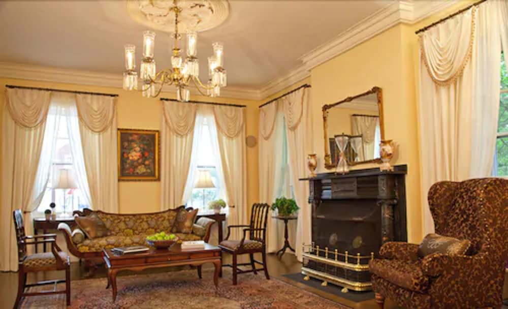 Фото Jared Coffin House