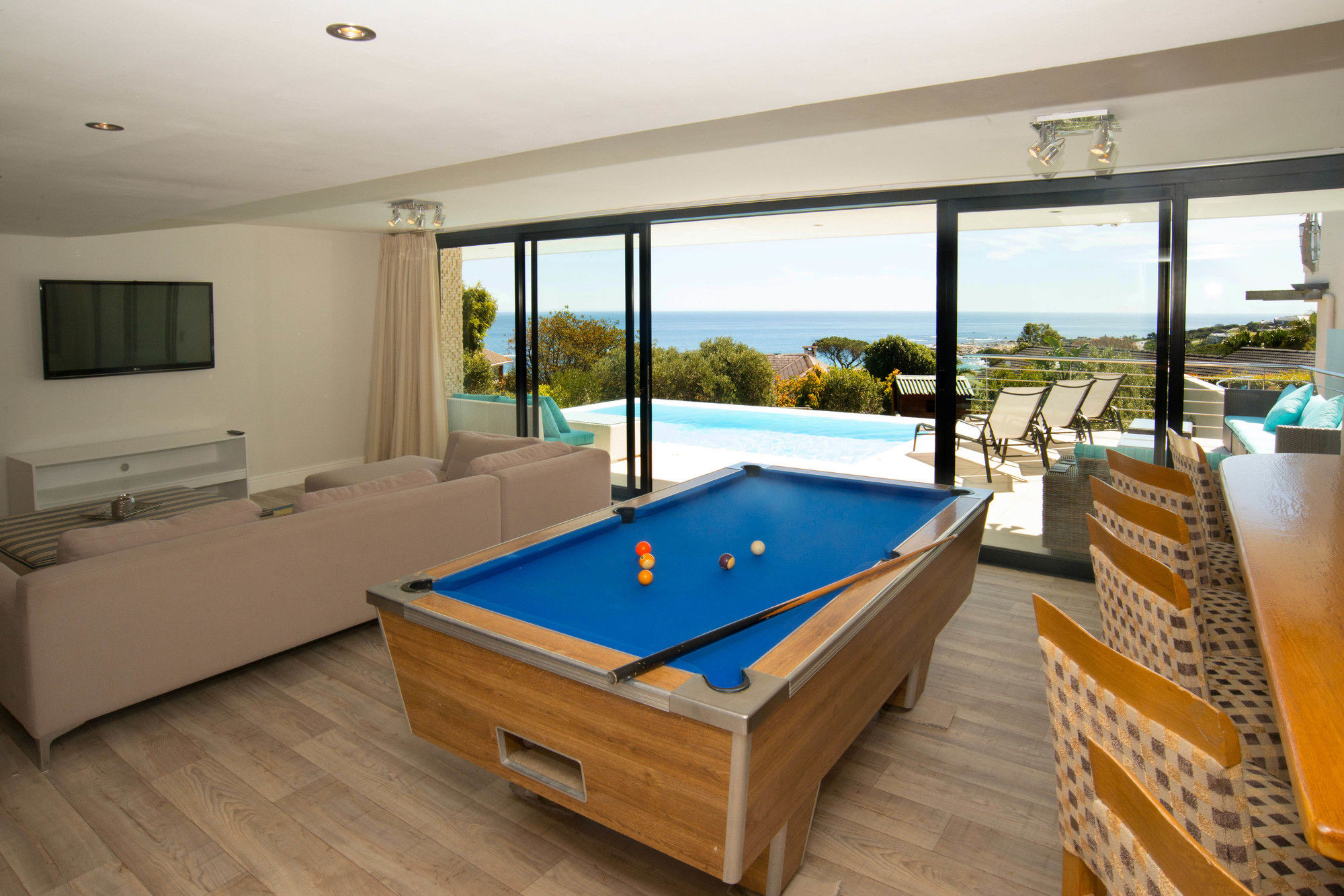 Фото The Blue Emerald