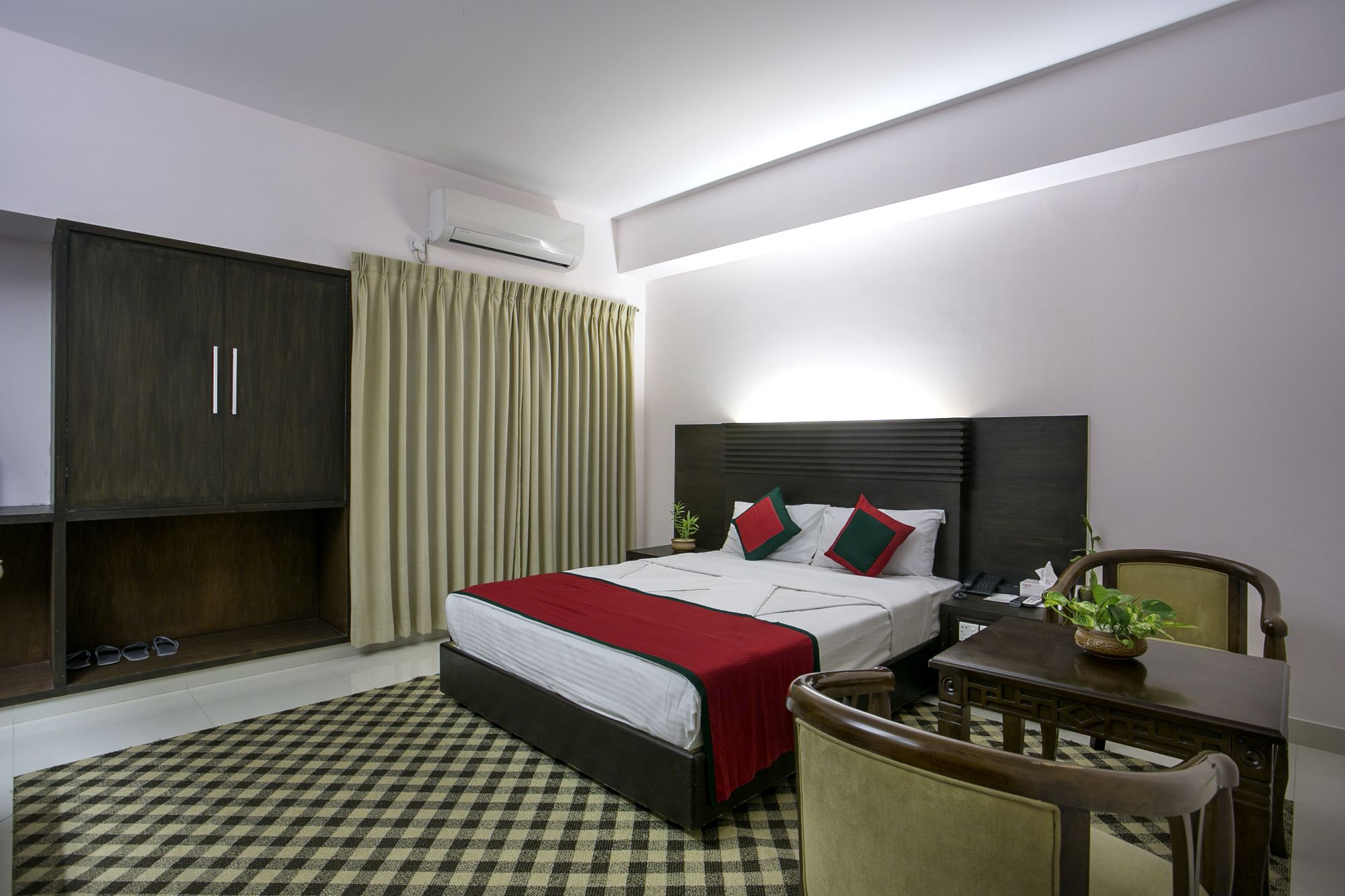 Фото Hotel Nirvana Inn