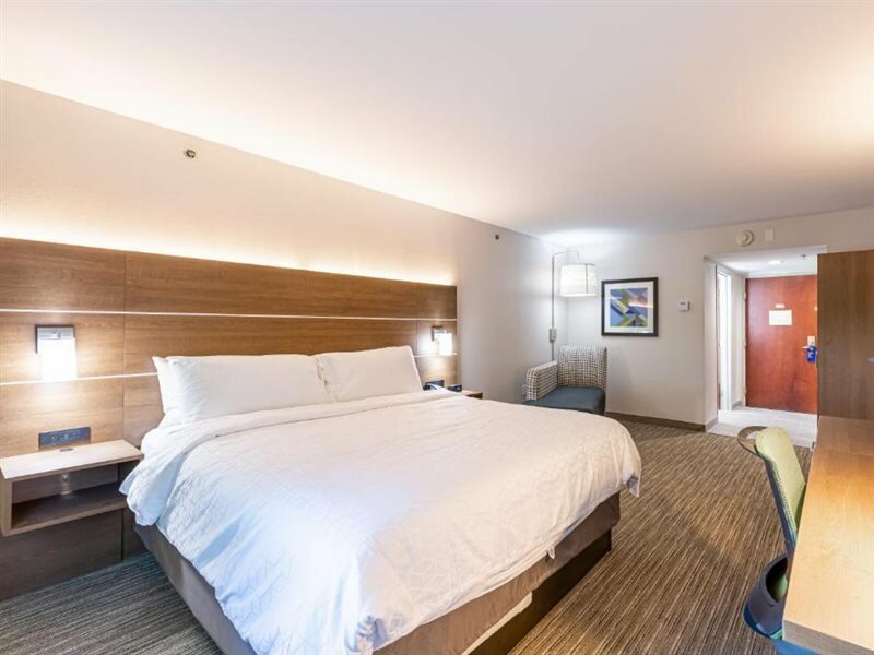 Фото Holiday Inn Express And Suites Arlington North - Stadium Area, an Ihg Hotel