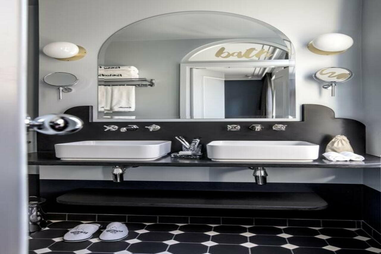 Фото The Henrietta Hotel