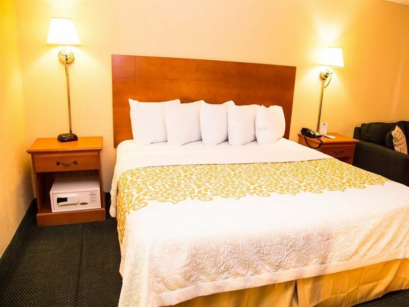 Фото Days Inn by Wyndham Alexandria South