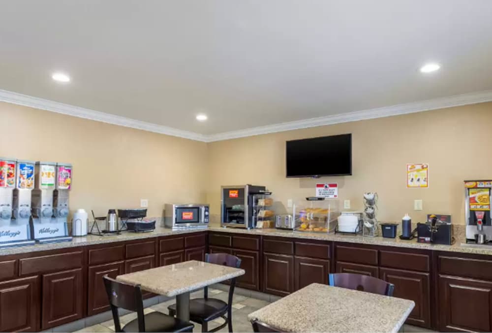 Фото Econo Lodge Inn & Suites Escondido Downtown