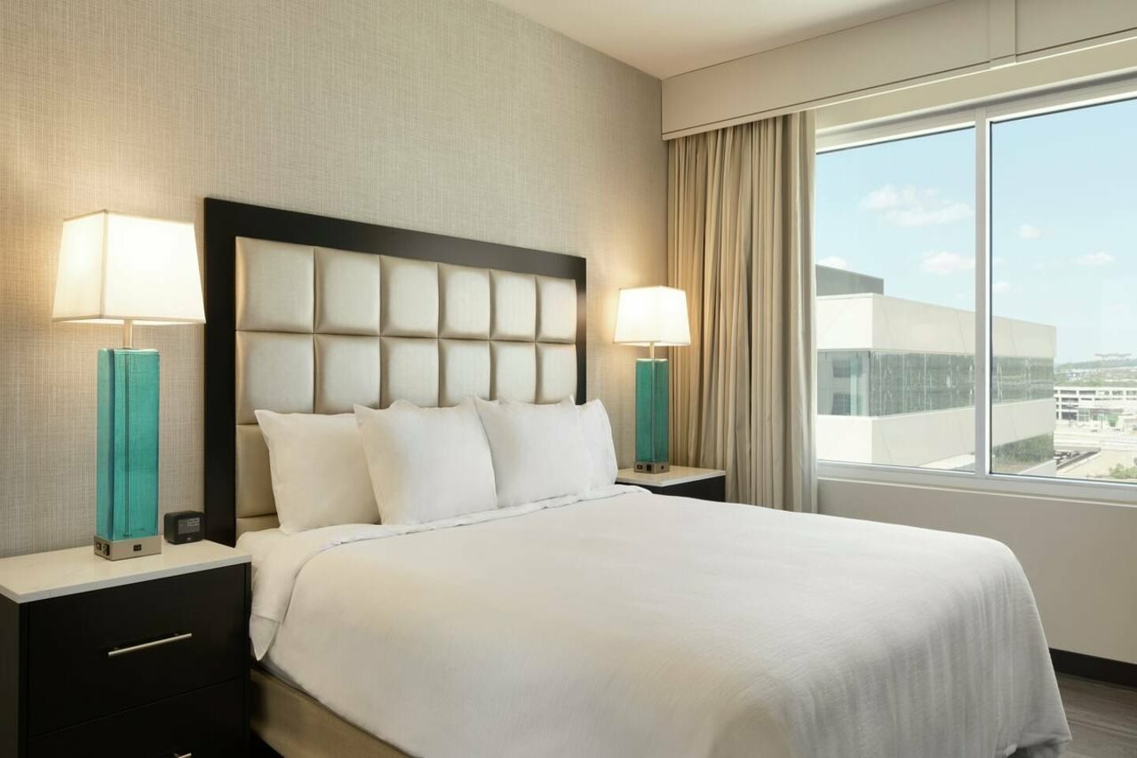 Фото Embassy Suites by Hilton San Antonio Landmark