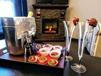 Фото Service Plus Inns & Suites Drayton Valley