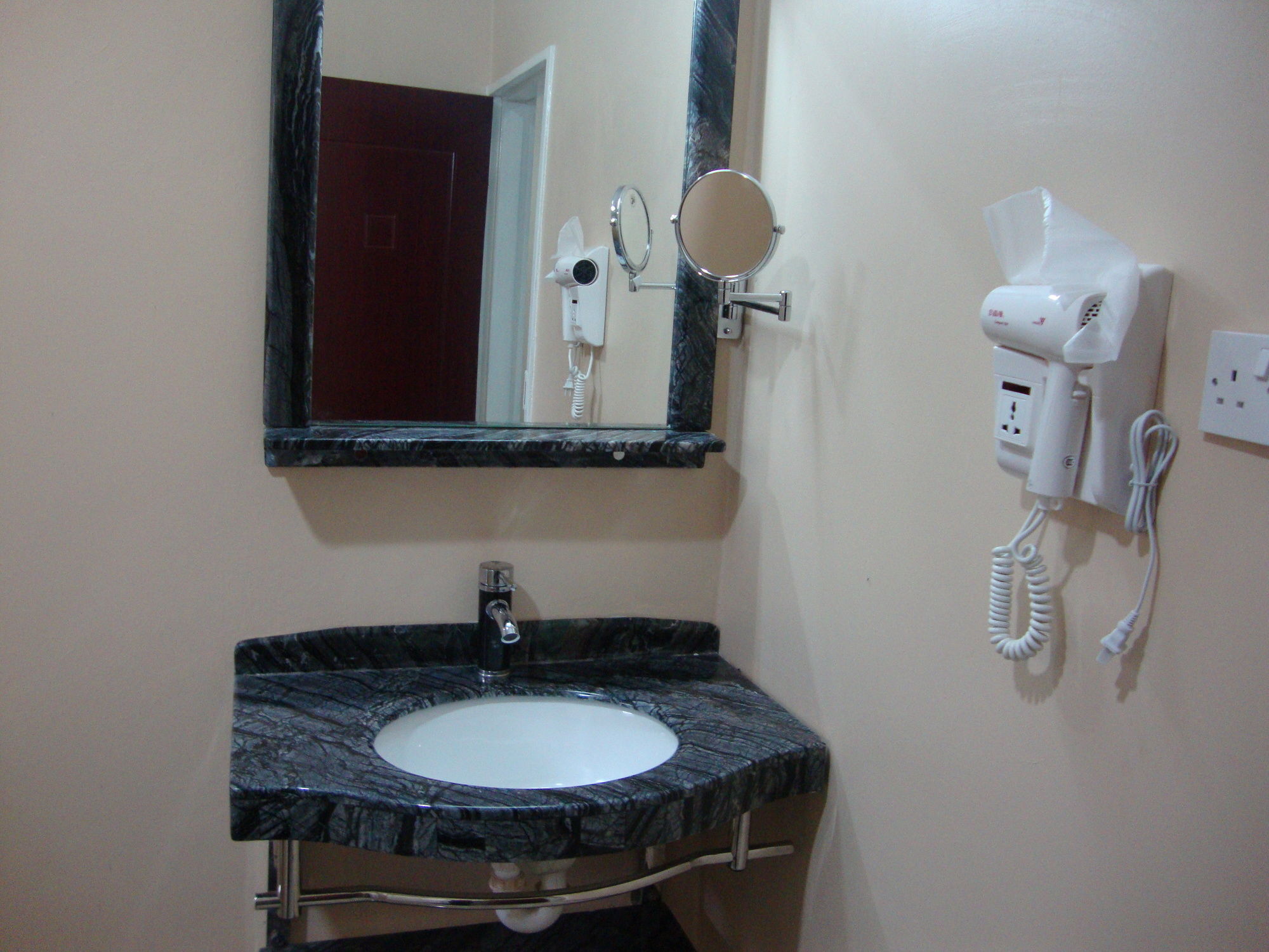 Фото Riverside Hotel and Conference Centre