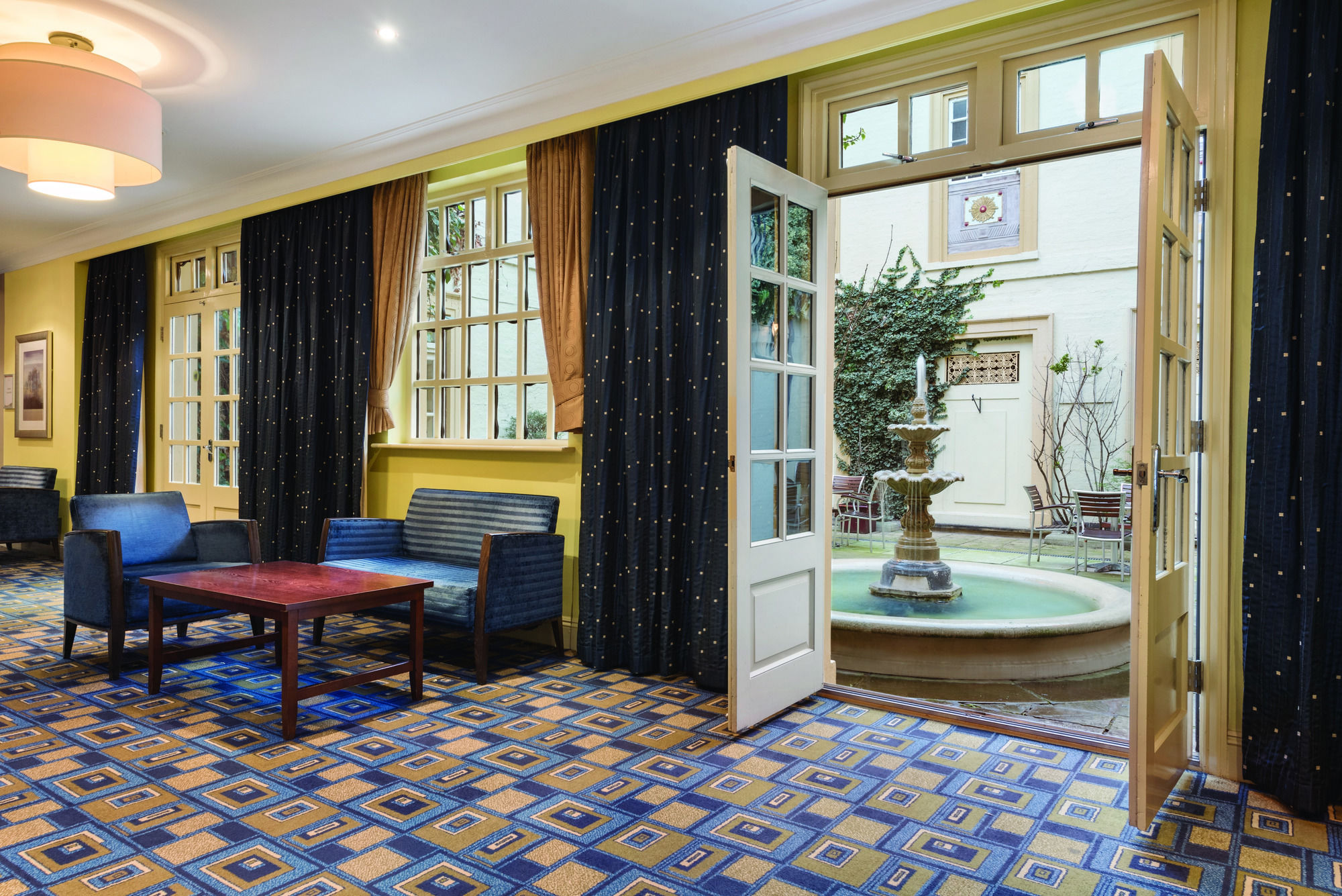 Фото Ramada by Wyndham Loughborough Hotel