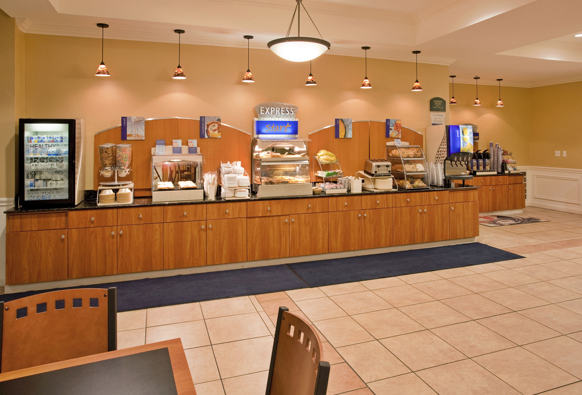 Фото Holiday Inn Express & Suites Wichita Airport, an Ihg Hotel