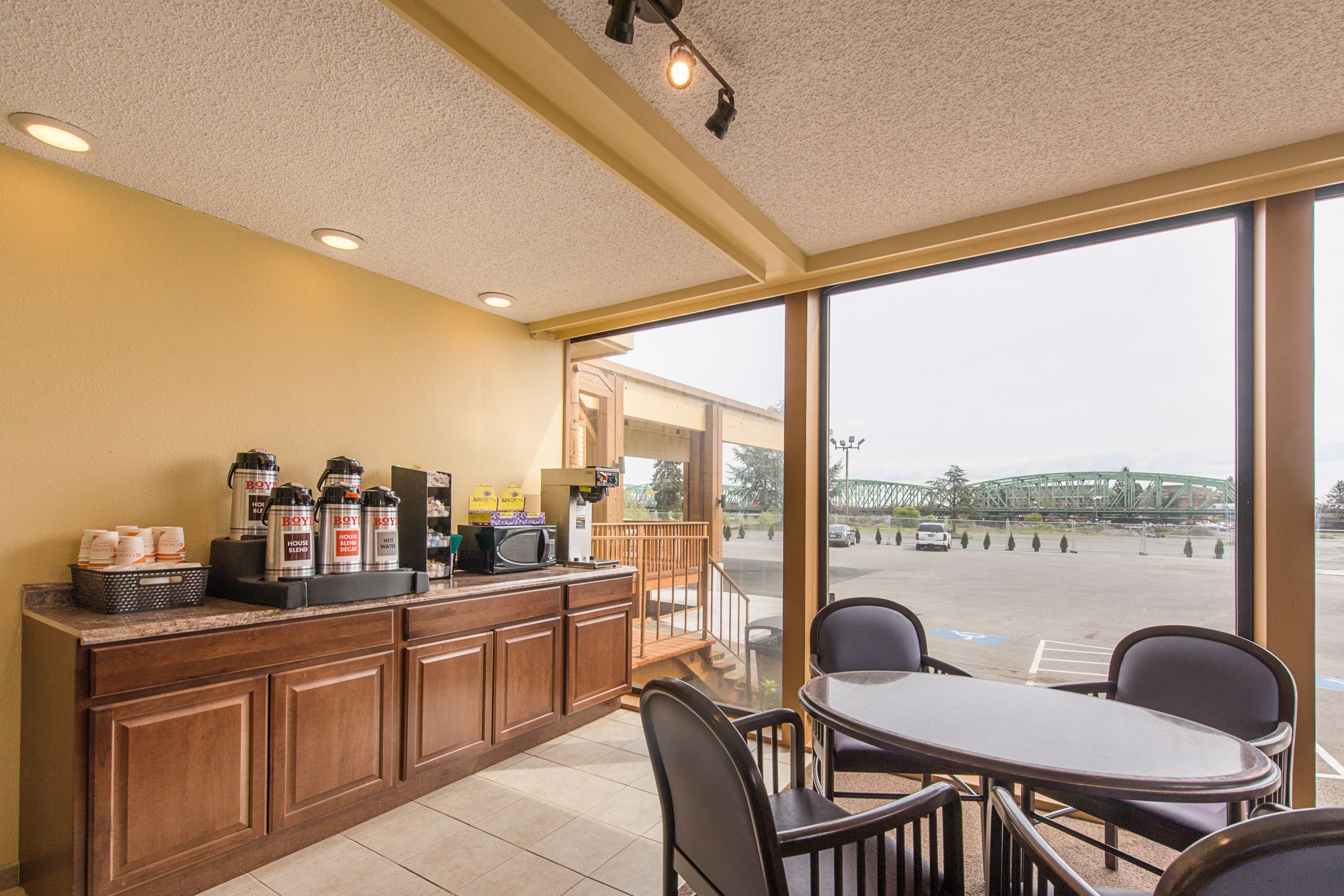 Фото Rodeway Inn & Suites Portland - Jantzen Beach