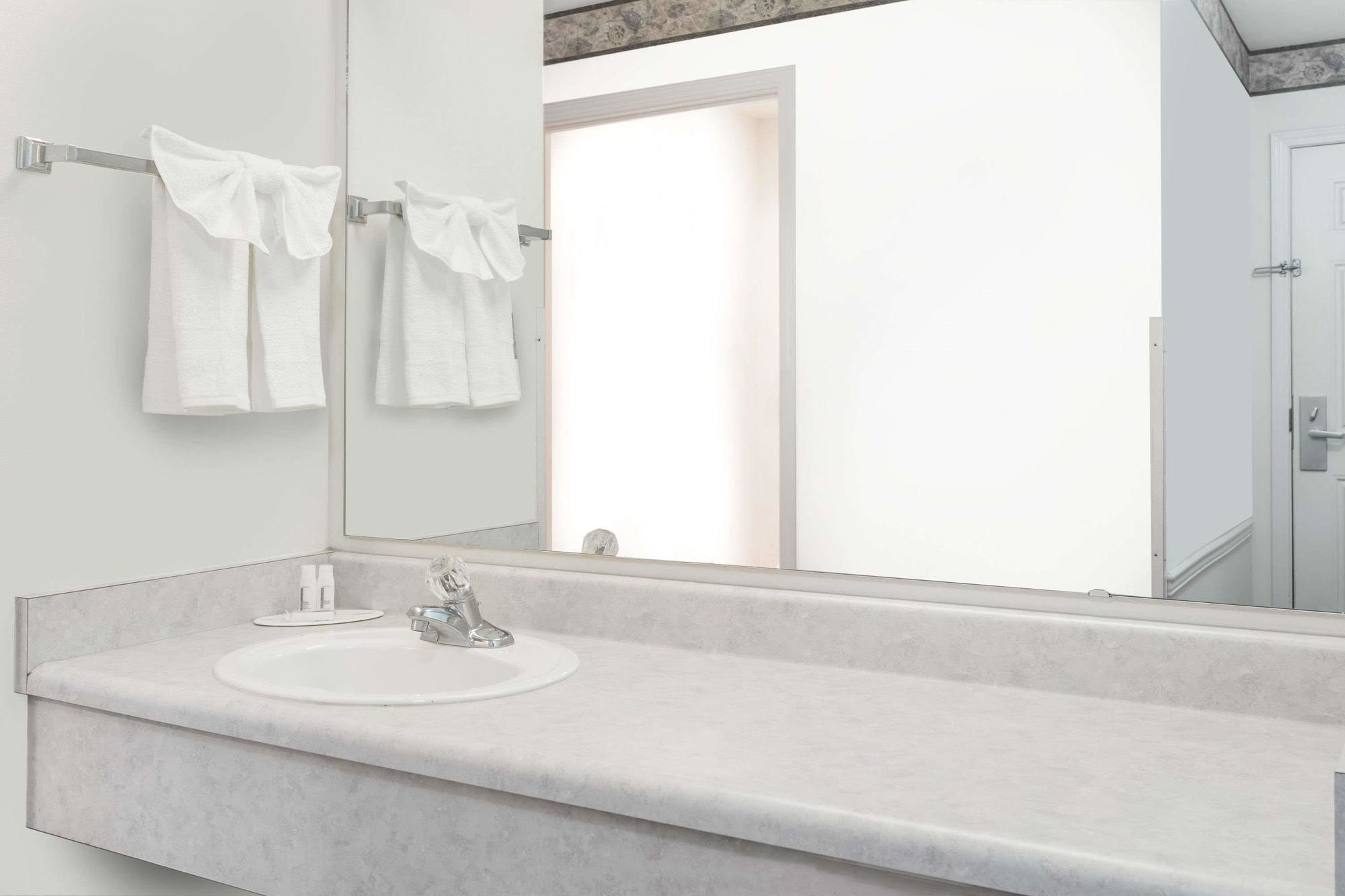 Фото Days Inn by Wyndham Ocean Shores