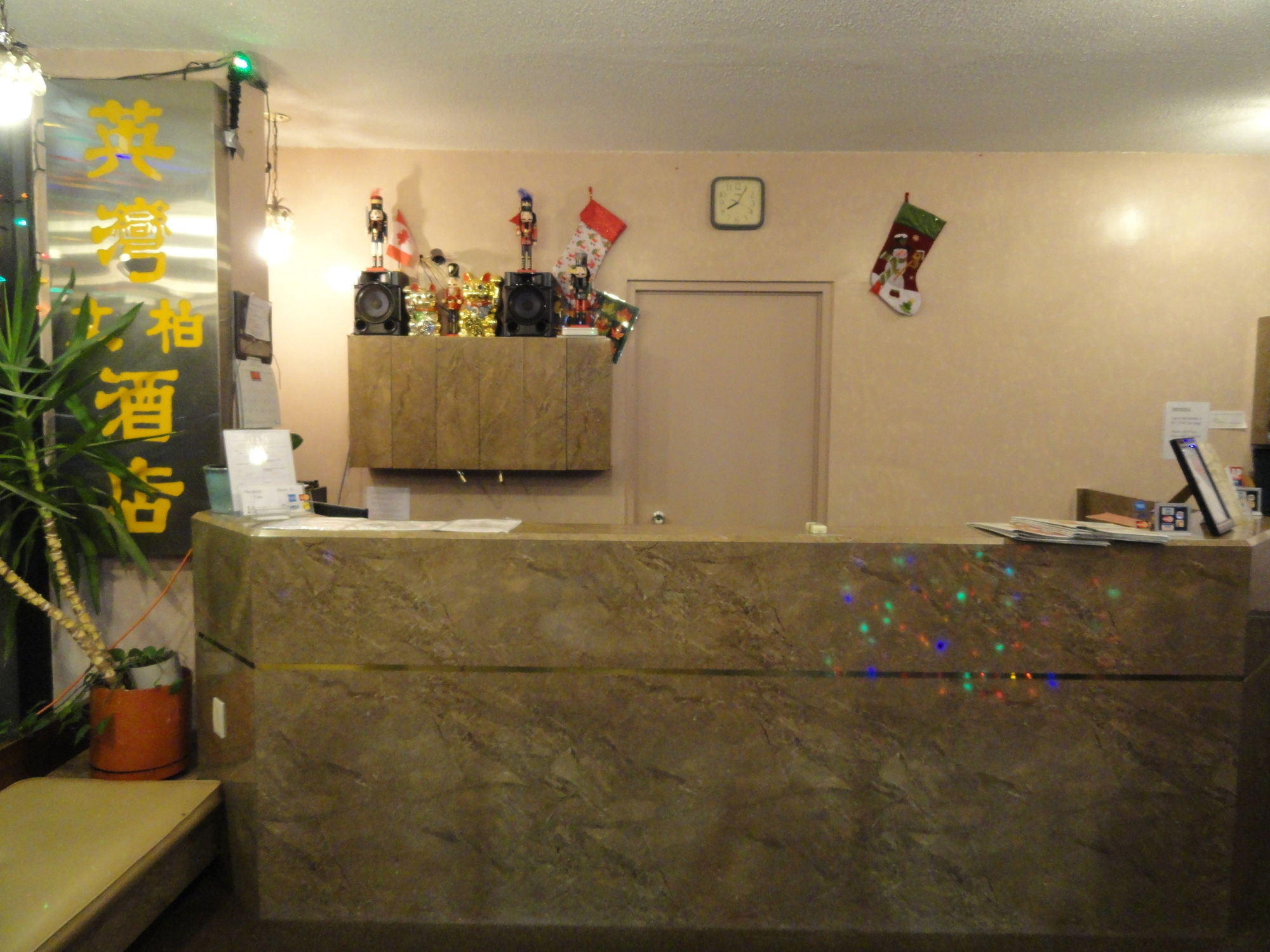 Фото English Bay Hotel