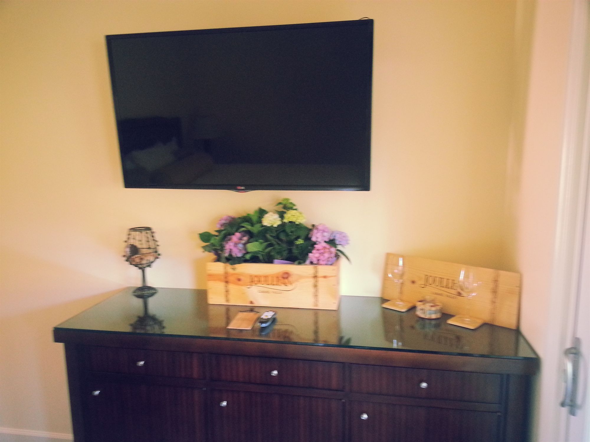 Фото Vendange Carmel Inn & Suites