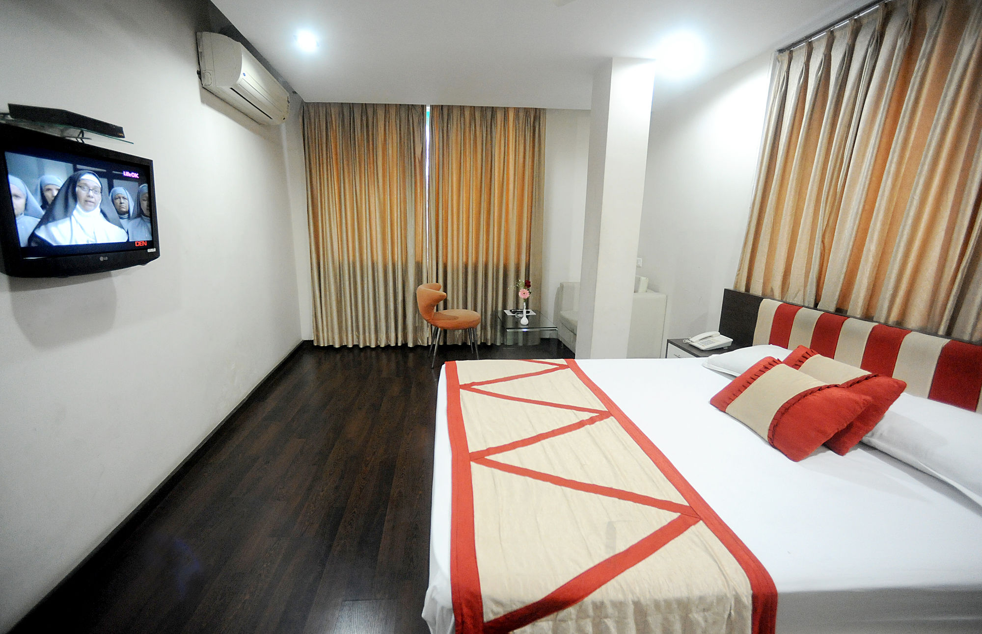 Фото Lee International