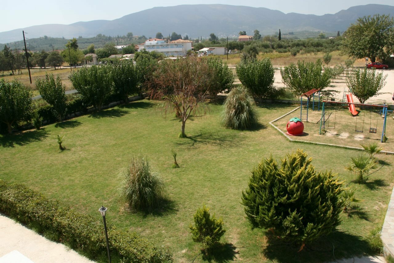 Фото Village Inn Studios & Family Apartments