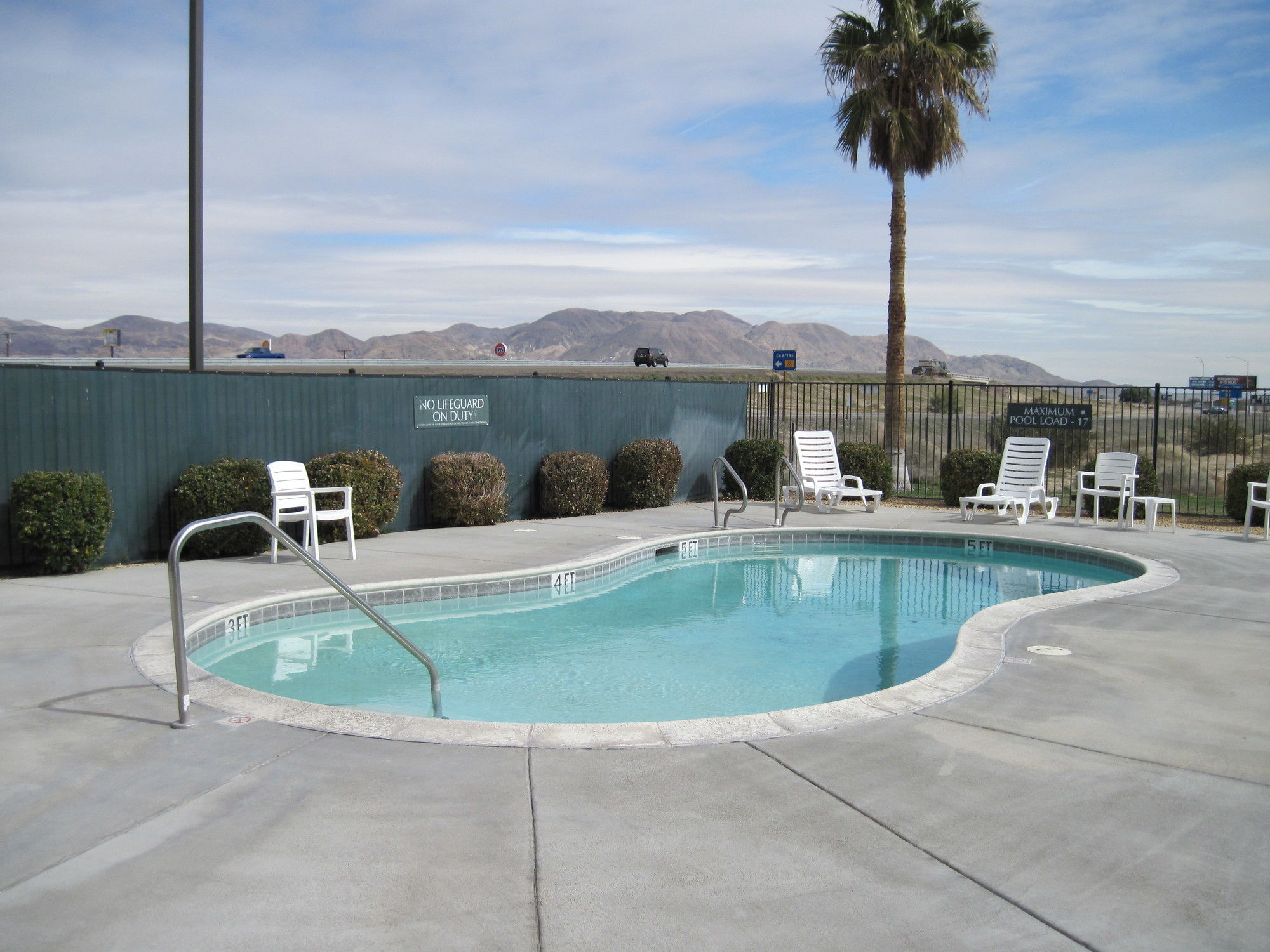 Фото Travelodge by Wyndham Yermo