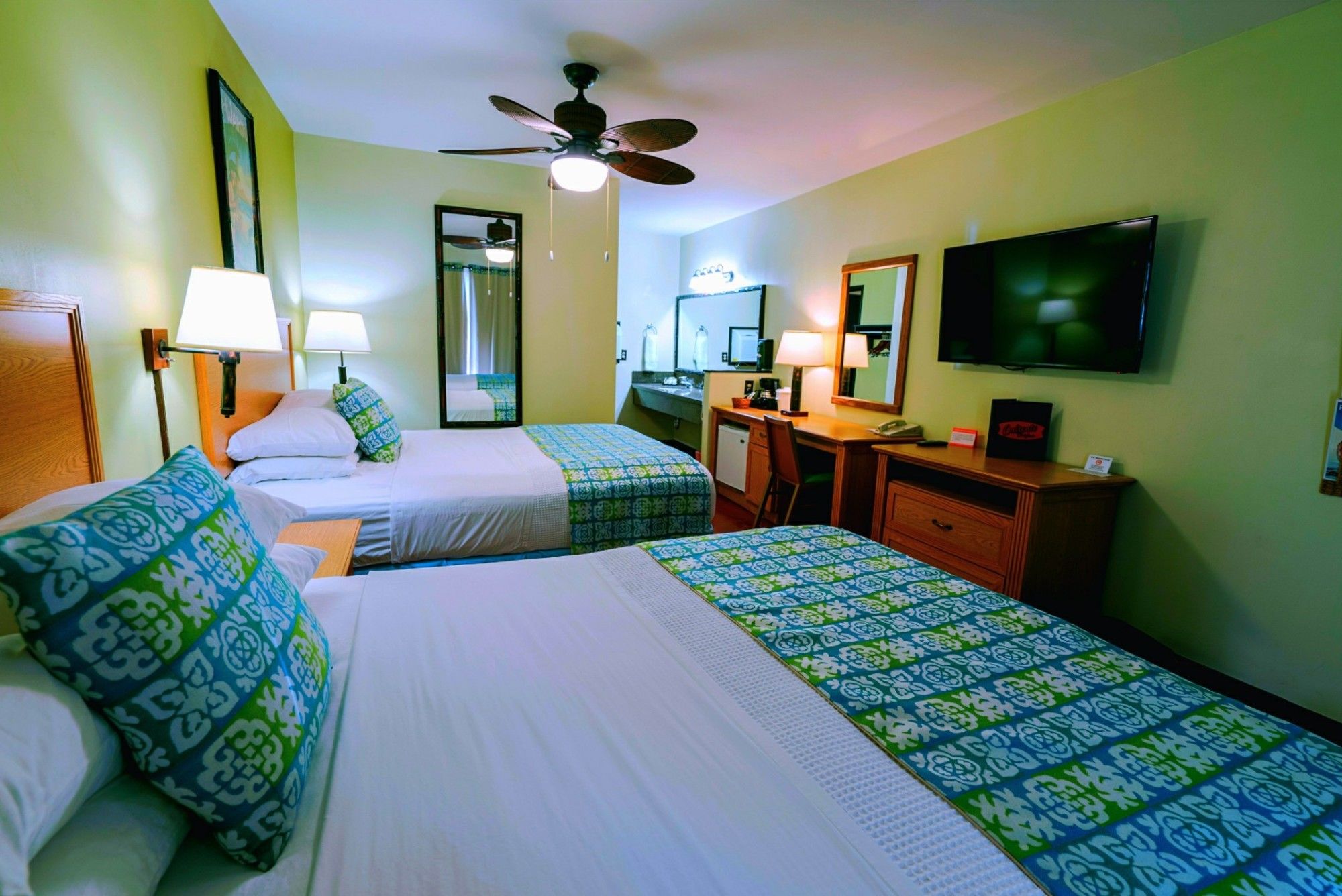 Фото Caliente Tropics Hotel