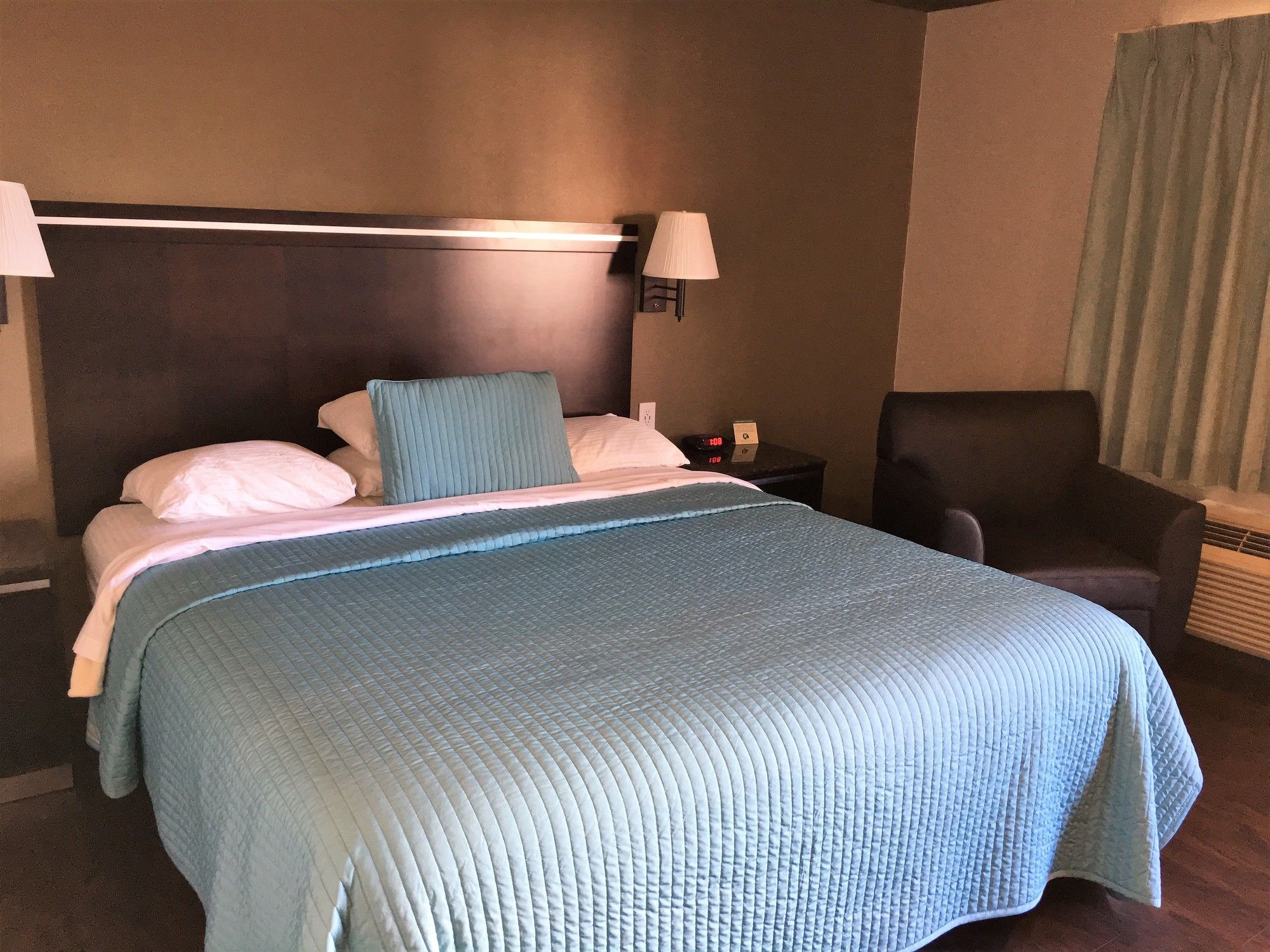 Фото Hawthorne Plaza Inn