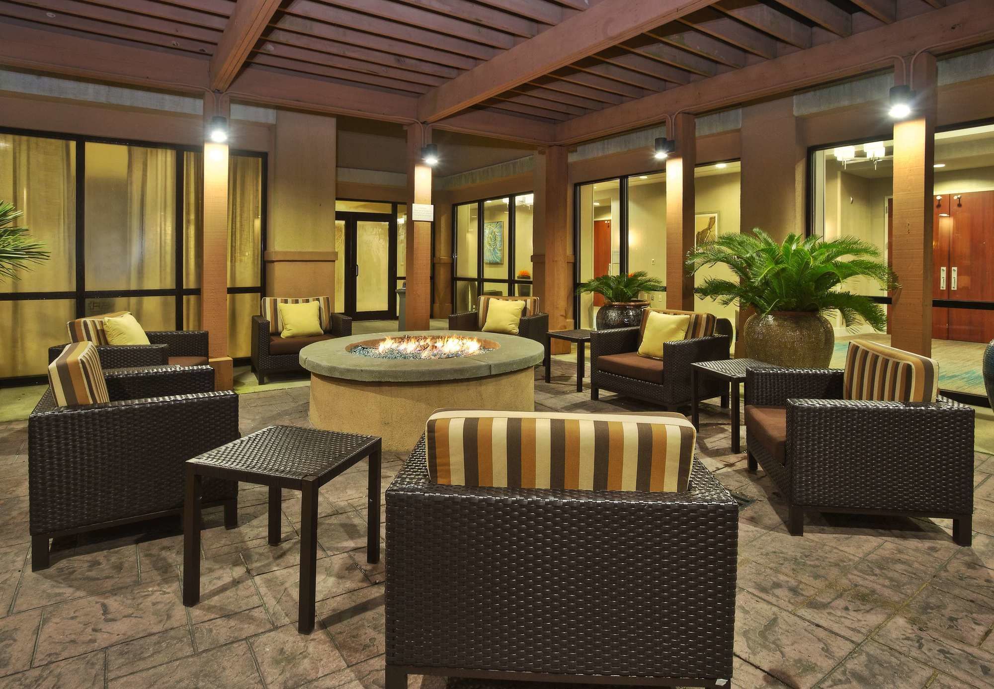 Фото Courtyard by Marriott Gulfport Beachfront