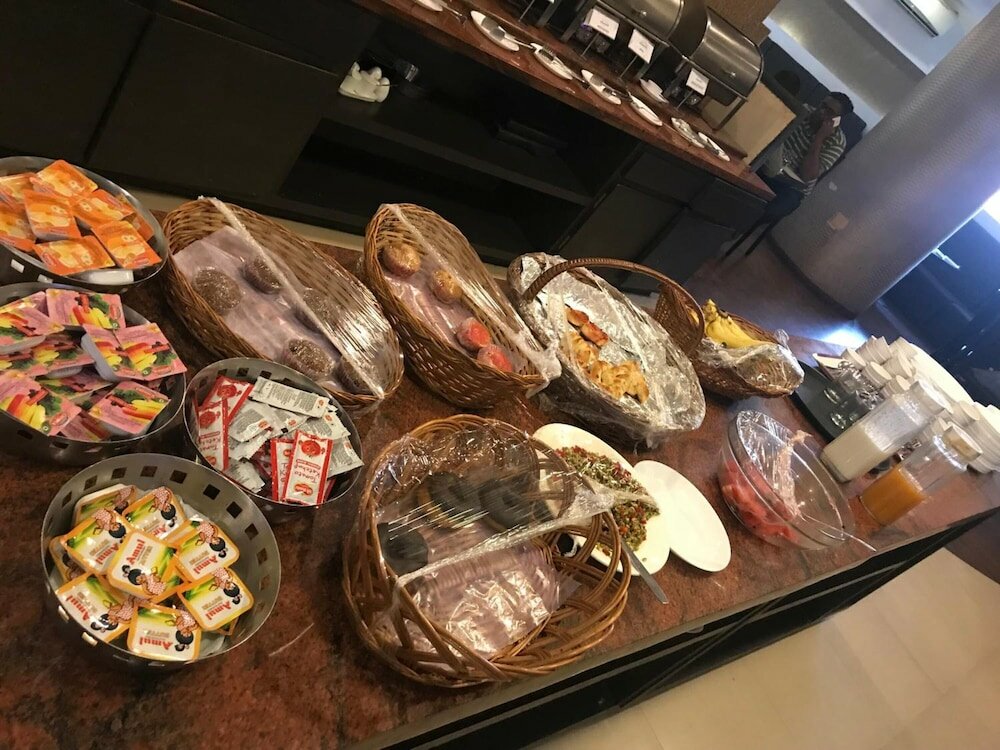 Фото The Manor Hotel