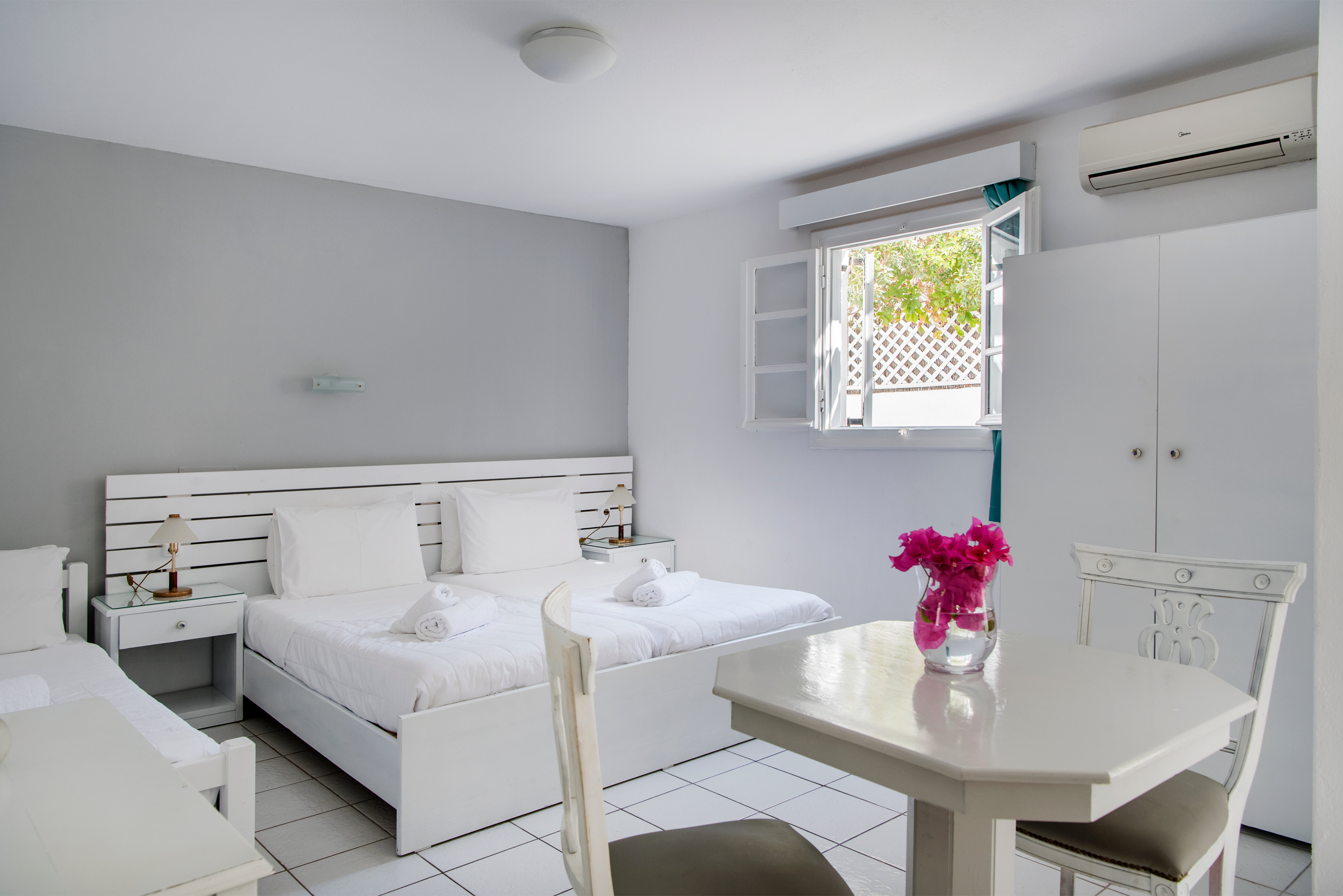 Фото Zefi Hotel & Suites