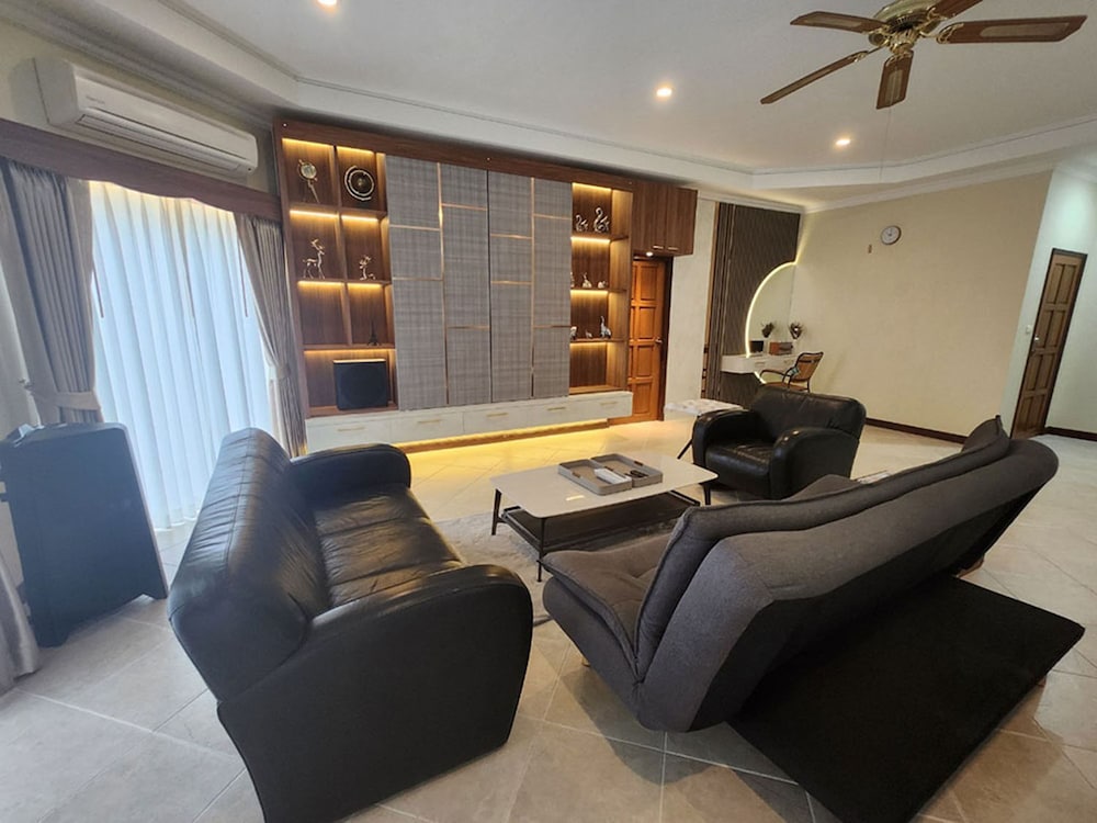 Фото Majestic Seaside Pool Villa