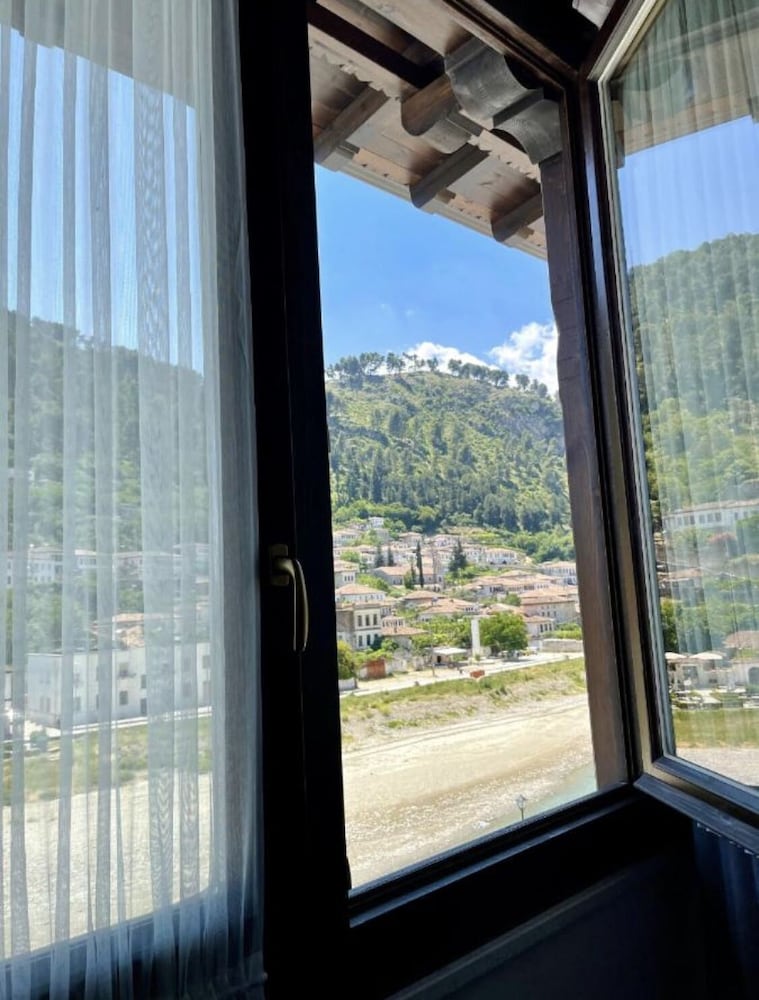 Фото White House Berat